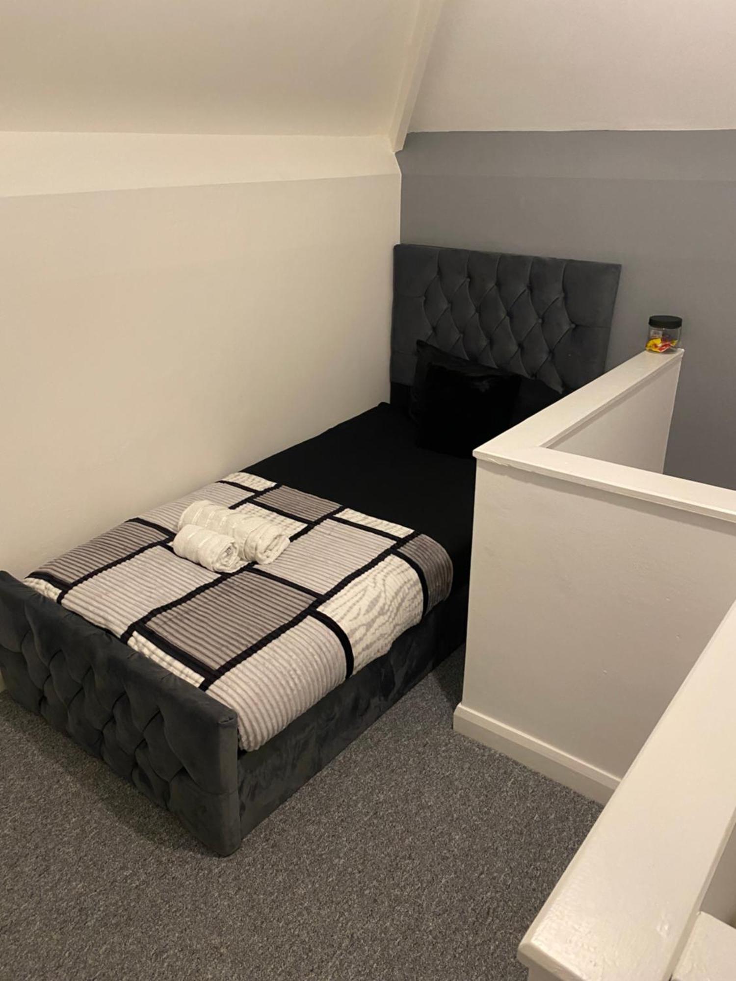 Holiday home Cosy 3 Bed House In Near Qmc Hospital And University Free Parking!
